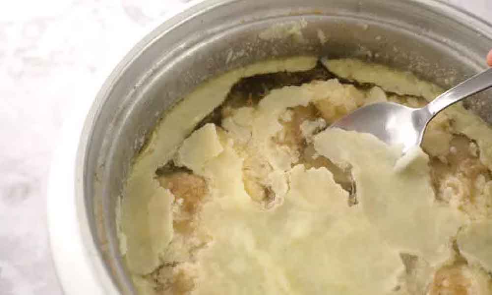 Risau guna air banyak nak basuh pinggan mangkuk lekat lemak sup? Ikuti tip ini