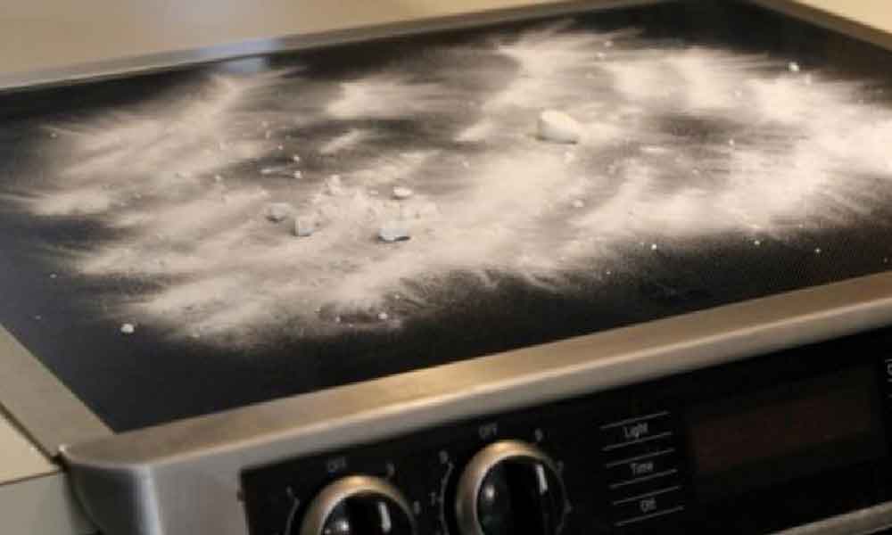 Nak dapur kaca berkilat macam keluar kedai? Ikut je cara ini, tak guna sabun pun