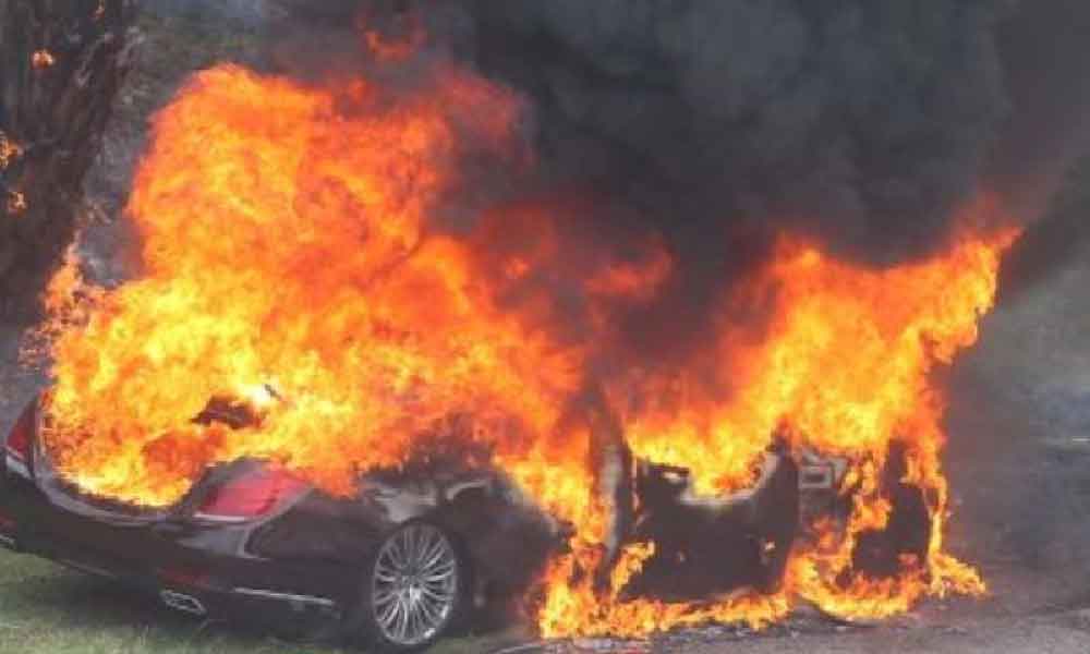 Mercedes lama terbakar depan rumah jiran, pemilik 'pengsan berdiri' bila tuan rumah minta ganti rugi