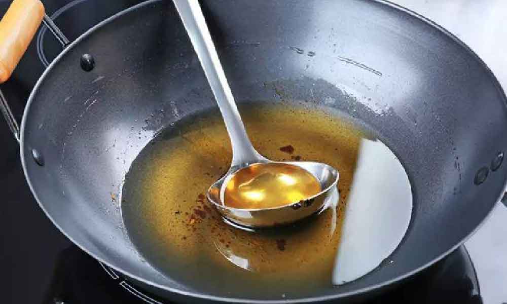 Ini ‘trick’ mudah kawal penggunaan minyak masak, satu tong boleh tahan berbulan-bulan