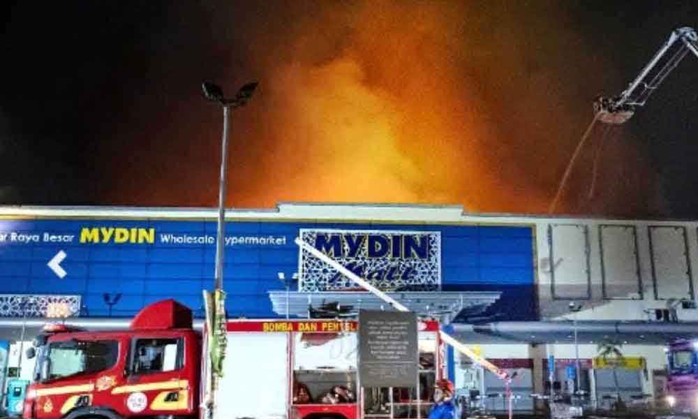 Dinding Mydin Manjoi tiba-tiba runtuh