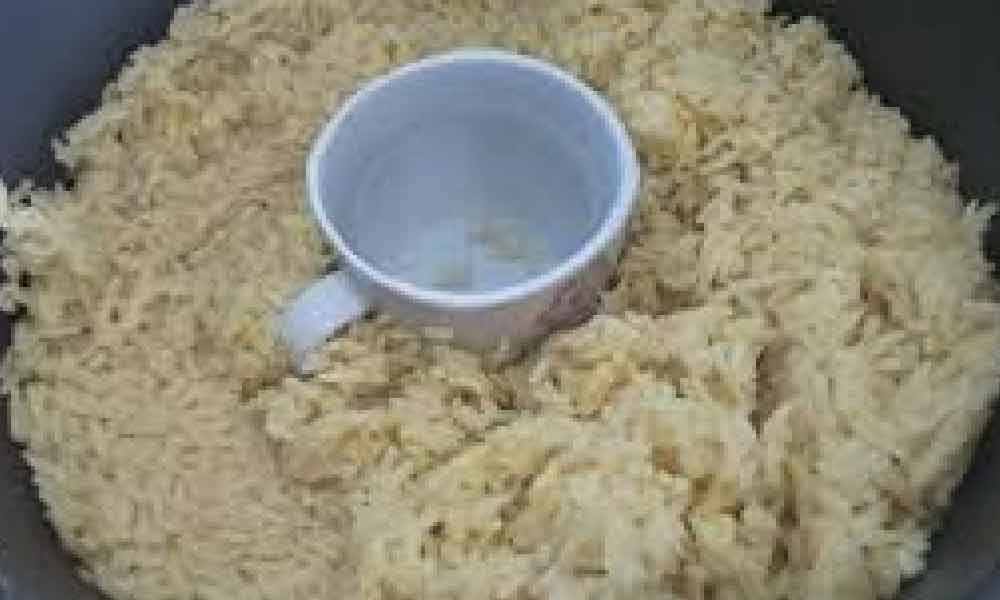 Nasi sejuk pun boleh jadi lembut macam baru masak! Cuma masukkan 'benda' ini je