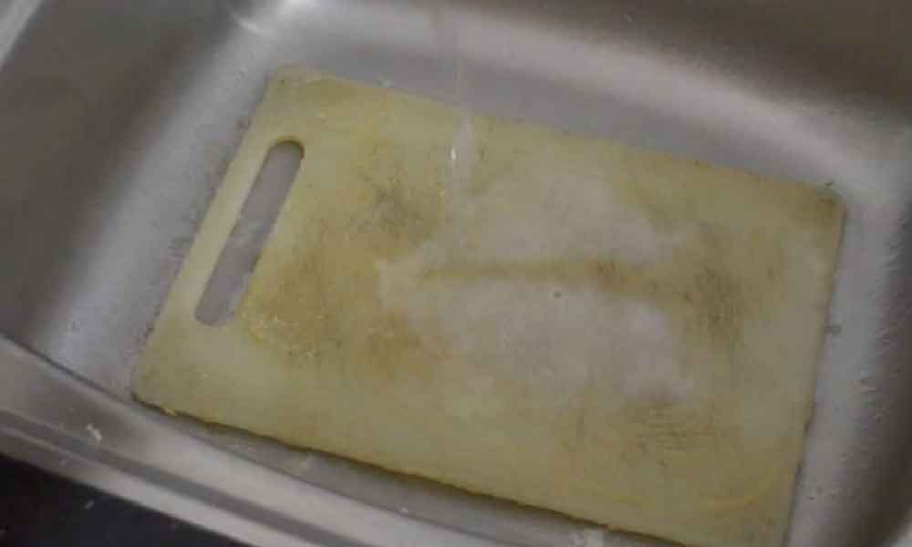 Papan pemotong kusam pun boleh bersih macam baru beli, gosok dengan bahan ini pasti jadi