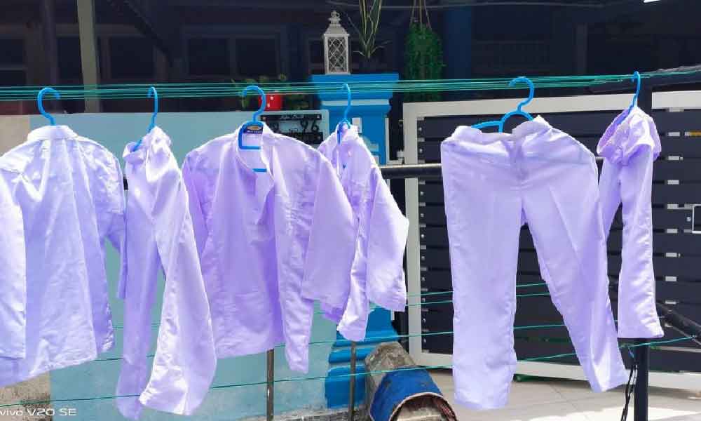 Mak-mak mesti suka! Ini cara mudah basuh baju sekolah anak, tak perlu sental, pasti putih sampai akhir tahun