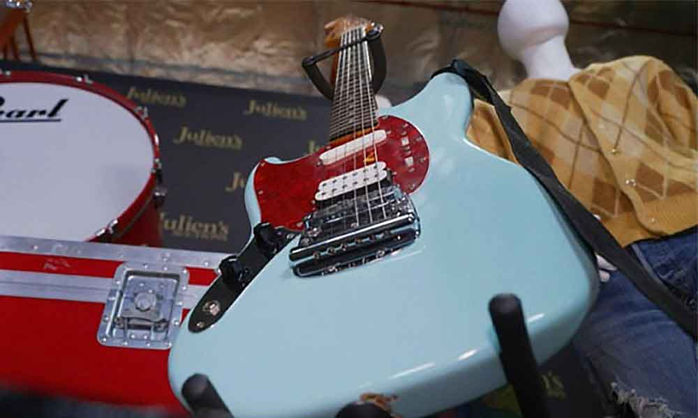 Gitar ikonik milik lagenda Kurt Cobain dilelong lebih AS$1.5 juta