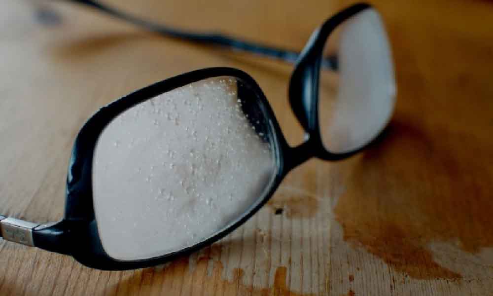 Pasti jadi! Ini cara elak cermin mata berkabus dari ruangan berhawa dingin, ikut je 2 cara ini