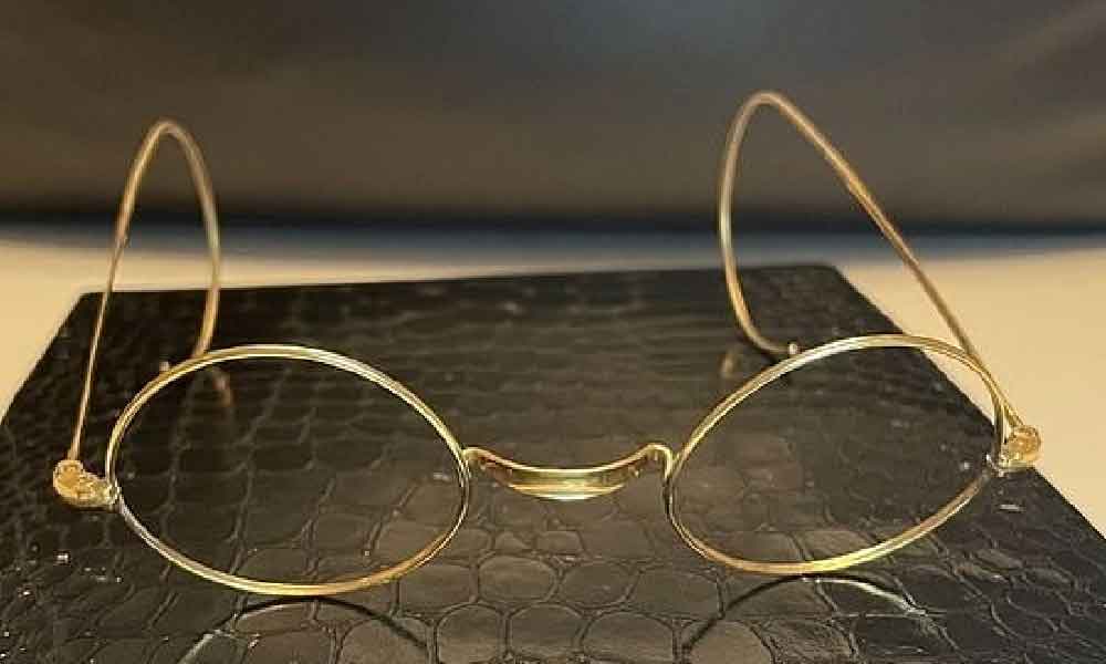 Nampak murah, nilai sebenar bernilai RM1.42 juta, rupanya ini pemilik sebenar cermin mata ini