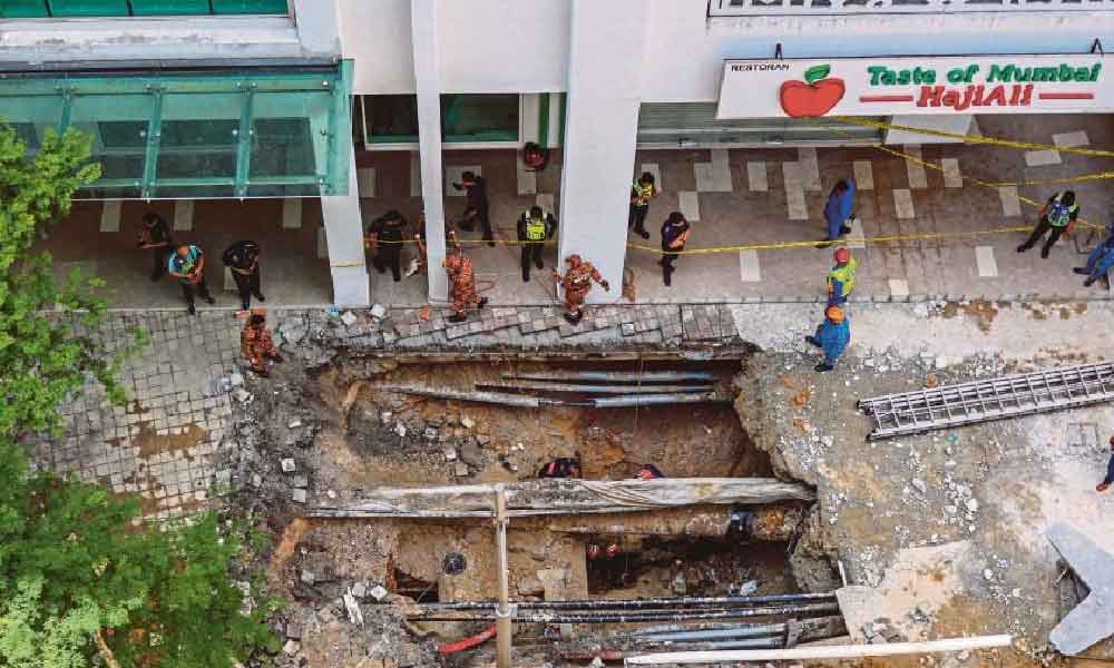 Muncul 'sink hole' depan balai Polis, 50M dari lokasi Jalan Masjid India