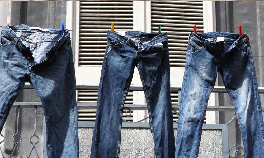 Seluar jeans berbau kepam? Tak perlu basuh, guna kopi je selesai