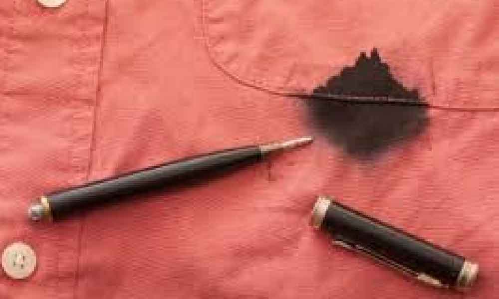 Pening baju putih kena dakwat pen? Ini cara mudah hilangkan kesan degil