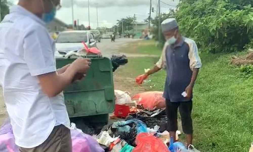 Demi alas perut lapar, lelaki warga emas terpaksa kutip sisa makanan buat ramai sebak