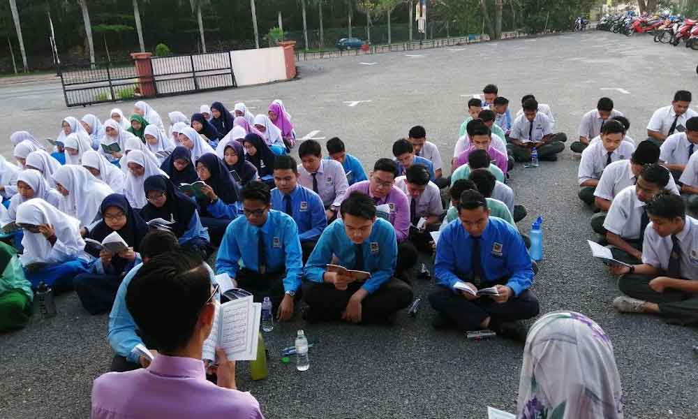 Semua anak pelajar cemerlang SPM, bapa bangga kongsi tips rahsia-“Hari pertama SPM"