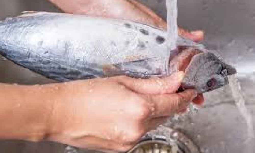 Cara nak hilangkan bau hanyir ikan, senang je rupanya