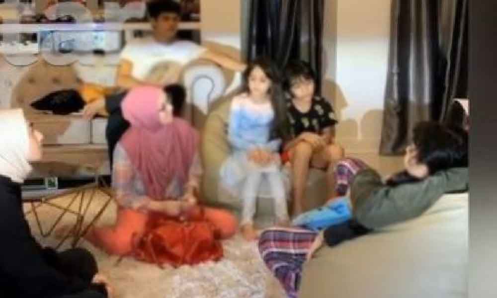 Sering main bersama ketika zaman kanak-kanak, kini jadi ibu tiri