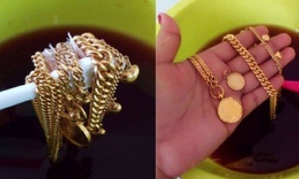 Tak payah susah-susah cuci di kedai, individu ajar cara kilatkan semula emas kusam hanya guna serbuk teh