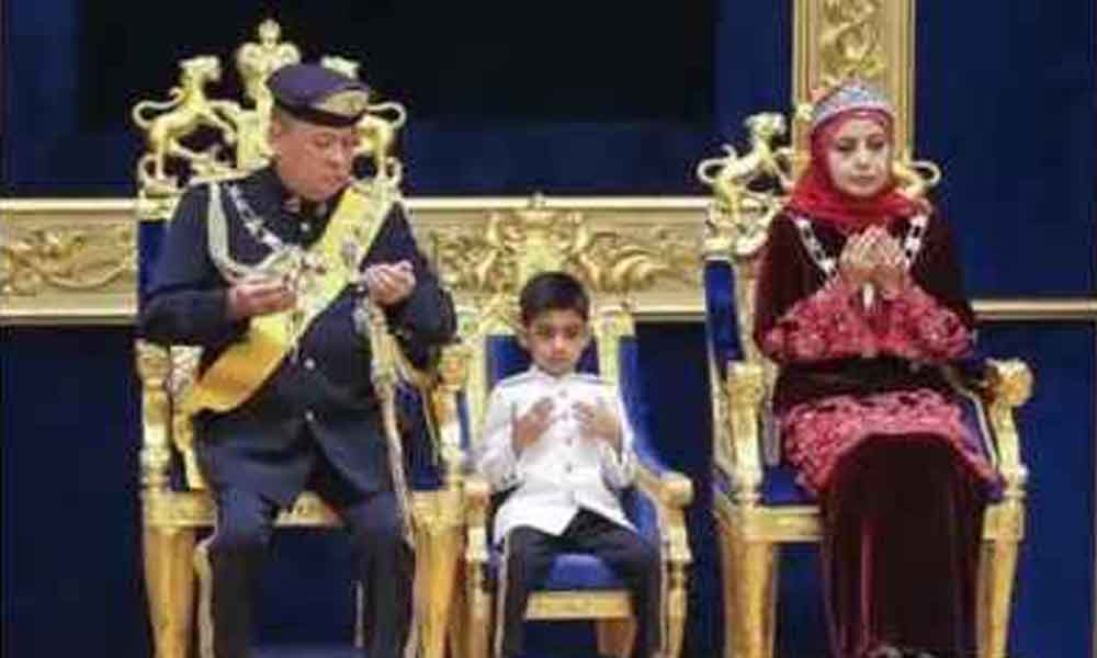 Anak TMJ duduk di tengah antara Sultan dan Pemaisuri ini sebabnya