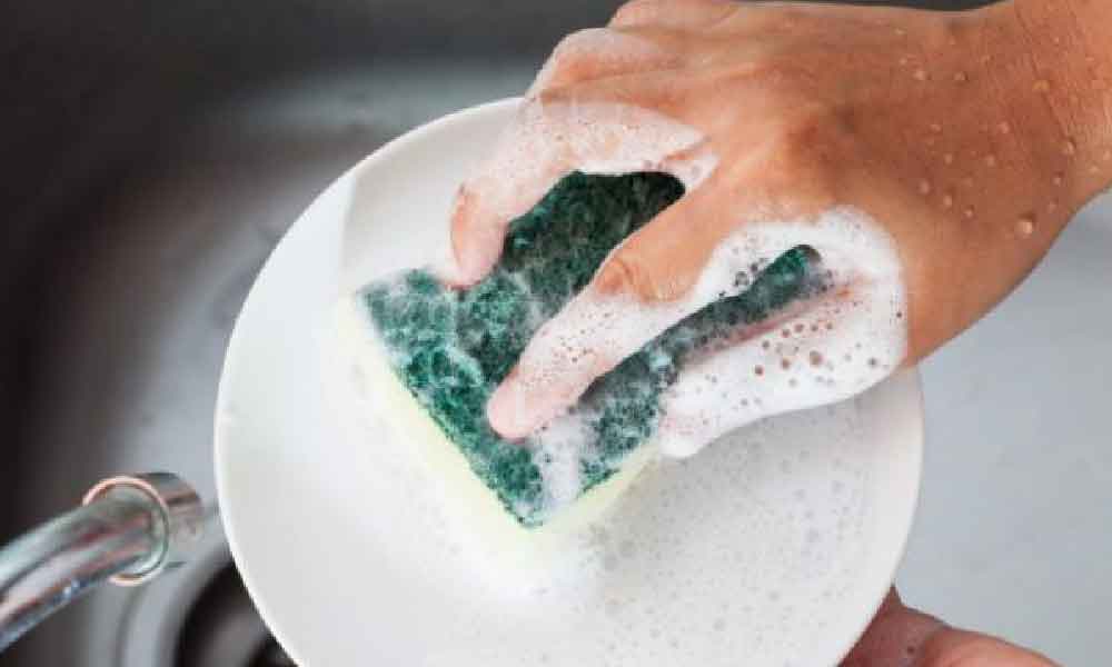 Ini cara nak banyakkan buih sabun cuci pinggan...