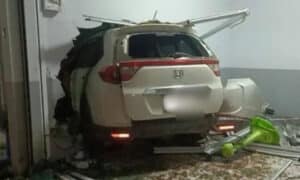 Pemandu warga China rempuh rumah orang