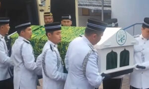 Jenazah Tun Abdullah disemadikan di makan pahlawan